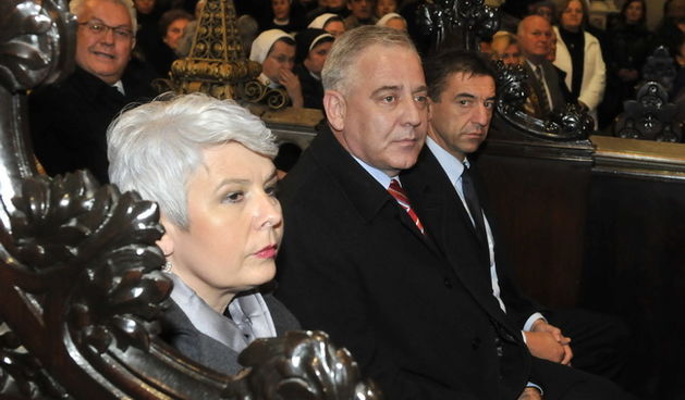 Zagreb, 101209.
Katedrala, misa za prvog predsjednika RH Franju Tudjmana koju je predvodio Kardinal Josip Bozanic.
Na slici: premjerka Jadranka Kosor, bivsi premjer Ivo Sanader, ministar zdravstva Darko Milinovic i predsjednik Sabora Luka Bebic.
Foto: Bru
