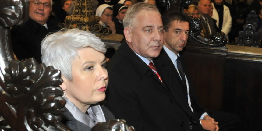 Zagreb, 101209.
Katedrala, misa za prvog predsjednika RH Franju Tudjmana koju je predvodio Kardinal Josip Bozanic.
Na slici: premjerka Jadranka Kosor, bivsi premjer Ivo Sanader, ministar zdravstva Darko Milinovic i predsjednik Sabora Luka Bebic.
Foto: Bru