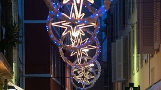 Zadar, 221212.
Uoci Bozica koji stize za tri dana, ulice su uredjene, a u gradu vlada blagdansko ozracje.
Na fotografiji: ukrasene gradske ulice.
Foto: Luka Gerlanc / CROPIX Zadar, 221212.
Uoci Bozica koji stize za tri dana, ulice su uredjene, a u gradu vlada blagdansko ozracje.
Na fotografiji: ukrasene gradske ulice.
Foto: Luka Gerlanc / CROPIX