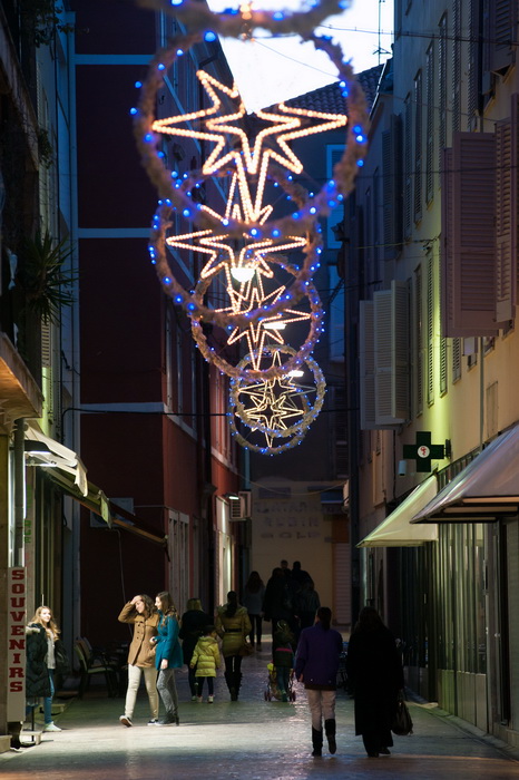 Zadar, 221212.
Uoci Bozica koji stize za tri dana, ulice su uredjene, a u gradu vlada blagdansko ozracje.
Na fotografiji: ukrasene gradske ulice.
Foto: Luka Gerlanc / CROPIX Zadar, 221212.
Uoci Bozica koji stize za tri dana, ulice su uredjene, a u gradu vlada blagdansko ozracje.
Na fotografiji: ukrasene gradske ulice.
Foto: Luka Gerlanc / CROPIX