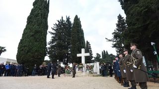 Paljenjem svijeća i polaganjem vijenaca, te mimohodom postrojbi započelo svečano obilježavanje 23. obljetnice VRO Maslenica. Foto. Dino Stanin/PIXSELL Paljenjem svijeća i polaganjem vijenaca, te mimohodom postrojbi započelo svečano obilježavanje 23. obljetnice VRO Maslenica. Foto. Dino Stanin/PIXSELL