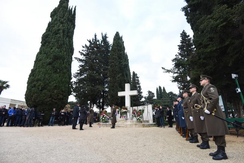 Paljenjem svijeća i polaganjem vijenaca, te mimohodom postrojbi započelo svečano obilježavanje 23. obljetnice VRO Maslenica. Foto. Dino Stanin/PIXSELL Paljenjem svijeća i polaganjem vijenaca, te mimohodom postrojbi započelo svečano obilježavanje 23. obljetnice VRO Maslenica. Foto. Dino Stanin/PIXSELL