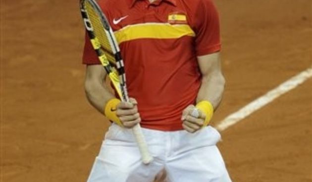 Prvi bod Španjolskoj, koja je branitelj naslova, donio je drugi igrač svijeta Rafael Nadal, koji je nakon dva sata i 28 minuta igre pobijedio Tomaša Berdycha 7-5, 6-0, 6-2