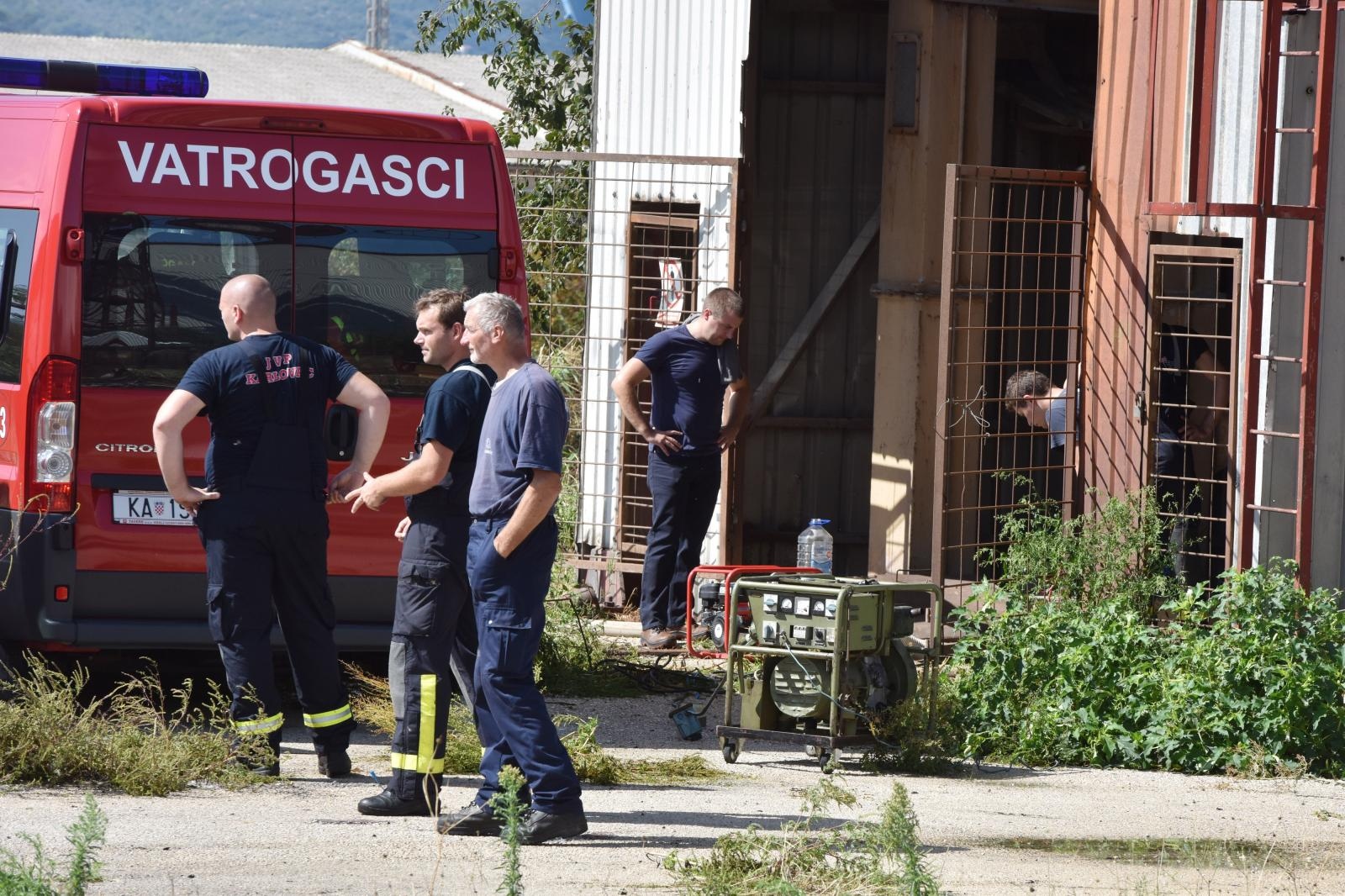 Dan poslije: Vatrogasci ispumpavaju vodu iz poplavljenih objekata