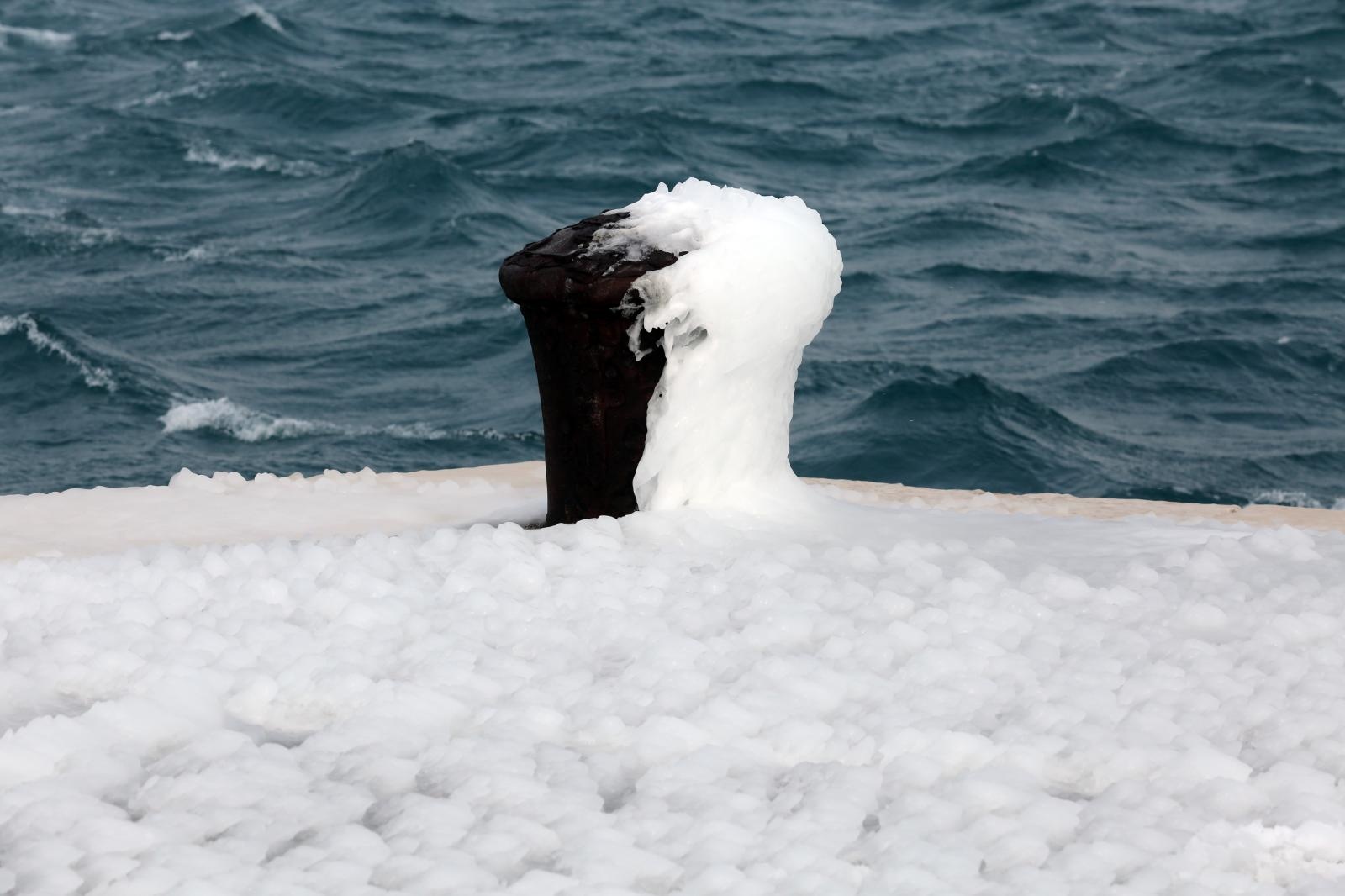 Zaleđeno more i čudesne ledene skulpture na senjskoj rivi