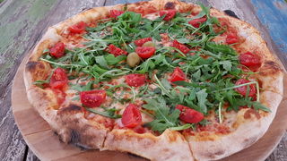 Vrhunska ponuda pizza i hamburgera u Famous Beach Bar & Grillu. Predstavljamo pizze Bianca i Rukola & Mozarella te Famous i Western hamburgeri