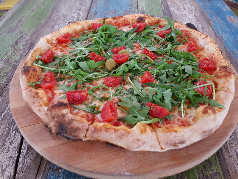 Vrhunska ponuda pizza i hamburgera u Famous Beach Bar & Grillu. Predstavljamo pizze Bianca i Rukola & Mozarella te Famous i Western hamburgeri