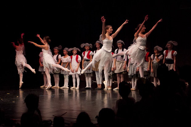 Plesna čestitka Zadarskog plesnog ansambla, Foto: Leo Banić Plesna čestitka Zadarskog plesnog ansambla, Foto: Leo Banić