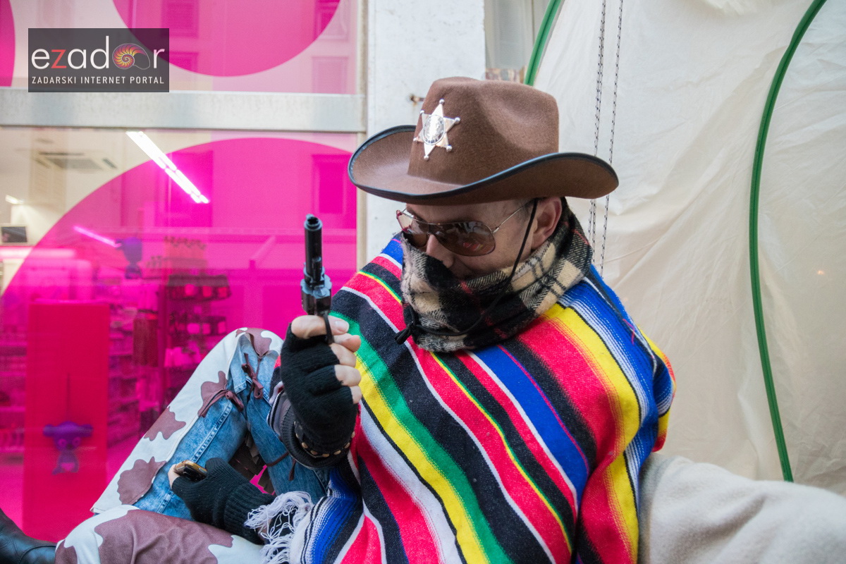 Zadarski karneval 2018: Povorka maškaranih skupina od Gradskih vrata preko Foruma do Narodnog trga Zadarski karneval 2018: Povorka maškaranih skupina od Gradskih vrata preko Foruma do Narodnog trga