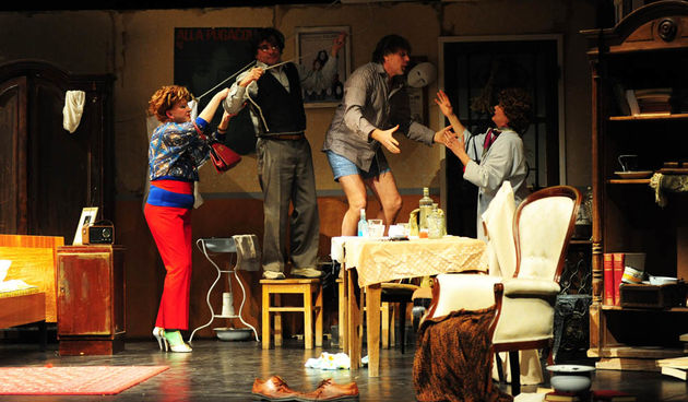 Zadar, 18.02.2013. snimio: Nenad Marčev 
premijera HNK Zadar 
Nikolaj Koljada: KOKOŠ, komedija 
redatelj: Dražen Ferenčina 
Igraju: Jasna Ančić, Tamara Šoletić, Žana Bumber, 
Ivica Jončić, Mirko Šatalić, 
Vinko Radovčič, Mimi Zadarski, Anto