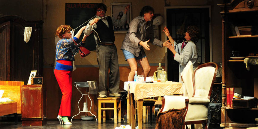 Zadar, 18.02.2013. snimio: Nenad Marčev
premijera HNK Zadar
Nikolaj Koljada: KOKOŠ, komedija
redatelj: Dražen Ferenčina
Igraju: Jasna Ančić, Tamara Šoletić, Žana Bumber,
Ivica Jončić, Mirko Šatalić,
Vinko Radovčič, Mimi Zadarski, Anto Zadar, 18.02.2013. snimio: Nenad Marčev
premijera HNK Zadar
Nikolaj Koljada: KOKOŠ, komedija
redatelj: Dražen Ferenčina
Igraju: Jasna Ančić, Tamara Šoletić, Žana Bumber,
Ivica Jončić, Mirko Šatalić,
Vinko Radovčič, Mimi Zadarski, Anto