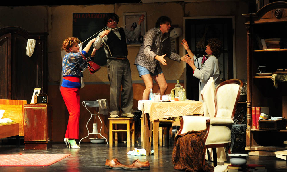 Zadar, 18.02.2013. snimio: Nenad Marčev
premijera HNK Zadar
Nikolaj Koljada: KOKOŠ, komedija
redatelj: Dražen Ferenčina
Igraju: Jasna Ančić, Tamara Šoletić, Žana Bumber,
Ivica Jončić, Mirko Šatalić,
Vinko Radovčič, Mimi Zadarski, Anto Zadar, 18.02.2013. snimio: Nenad Marčev
premijera HNK Zadar
Nikolaj Koljada: KOKOŠ, komedija
redatelj: Dražen Ferenčina
Igraju: Jasna Ančić, Tamara Šoletić, Žana Bumber,
Ivica Jončić, Mirko Šatalić,
Vinko Radovčič, Mimi Zadarski, Anto