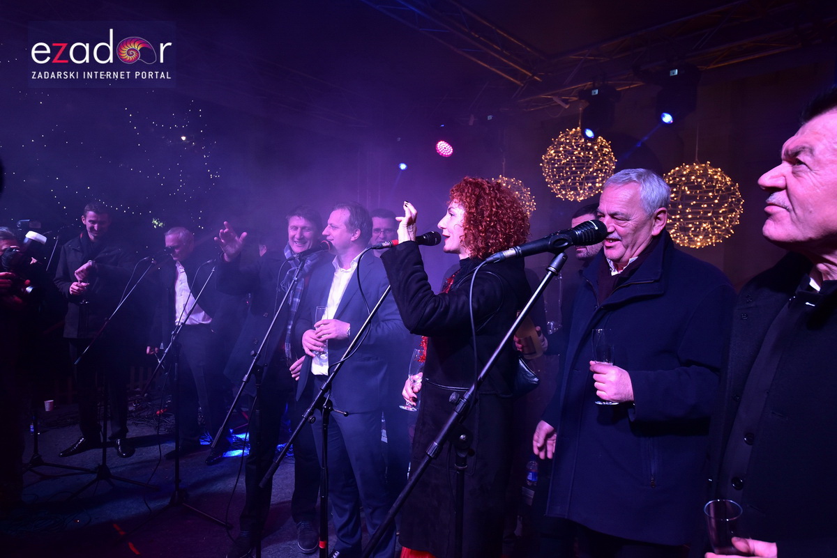 Tisuće Zadrana uživalo na krcatom Narodnom trgu i Tgu Petra Zoranića uz Tomislava Bralića i klapu Intrade Tisuće Zadrana uživalo na krcatom Narodnom trgu i Tgu Petra Zoranića uz Tomislava Bralića i klapu Intrade