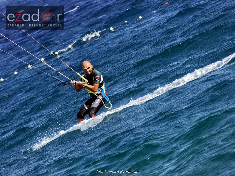 Guštanje surfera u jakom jugu Guštanje surfera u jakom jugu
