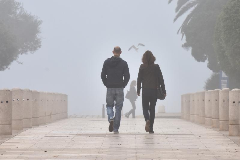 Zadar već treći dan okovan gustom maglom. Foto: Dino Stanin/Pixsell