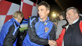 Zagreb, 121111.
Povratak hrvatske nogometne reprezentacije u Zracnu luku Pleso nakon kvalifikacijske utakmice za Europsko prvenstvo u kojoj su pobijedili Tursku za 3: 0. Docekalo ih je oko stotinjak vjernih navijaca.
Na slici: Mario Mandzukic.
Foto: Brun Zagreb, 121111.
Povratak hrvatske nogometne reprezentacije u Zracnu luku Pleso nakon kvalifikacijske utakmice za Europsko prvenstvo u kojoj su pobijedili Tursku za 3: 0. Docekalo ih je oko stotinjak vjernih navijaca.
Na slici: Mario Mandzukic.
Foto: Brun