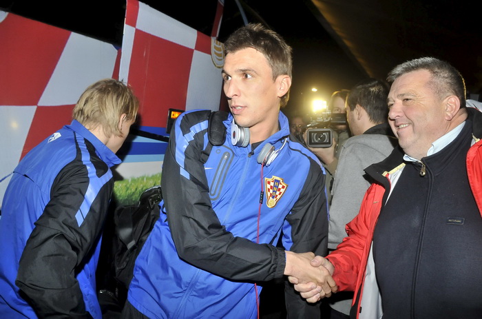 Zagreb, 121111.
Povratak hrvatske nogometne reprezentacije u Zracnu luku Pleso nakon kvalifikacijske utakmice za Europsko prvenstvo u kojoj su pobijedili Tursku za 3: 0. Docekalo ih je oko stotinjak vjernih navijaca.
Na slici: Mario Mandzukic.
Foto: Brun Zagreb, 121111.
Povratak hrvatske nogometne reprezentacije u Zracnu luku Pleso nakon kvalifikacijske utakmice za Europsko prvenstvo u kojoj su pobijedili Tursku za 3: 0. Docekalo ih je oko stotinjak vjernih navijaca.
Na slici: Mario Mandzukic.
Foto: Brun