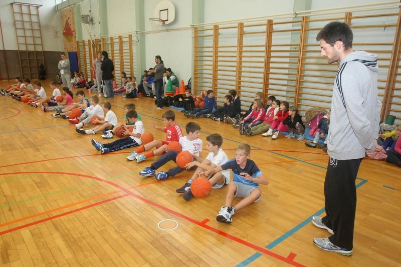 Ogledni košarkaški trening ŠK Zadar u OŠ “Šime Budinić”. Foto: Dino Stanin/PIXSELL