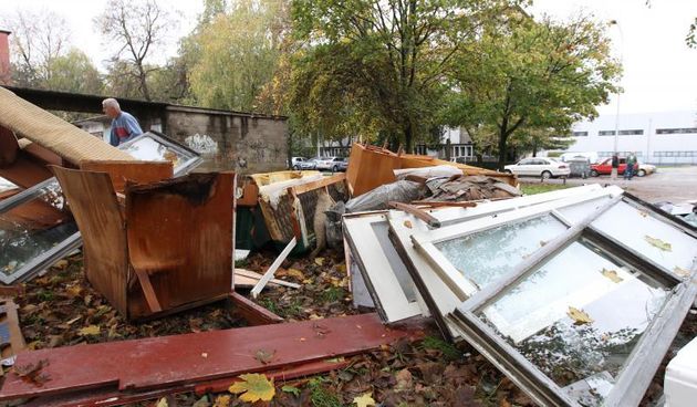 0.11..2013., Zagreb – Divlje odlagaliste otpada u Hanamanovoj ulici. Nakon sto radnici Cistoce ociste travnjak iza garaza, neodgovorni gradjani ponovno istovaruju na istom mjestu, ne mareci na upozorenja stanara iz obliznjih zgrada. Photo: Boris Scitar/Ve