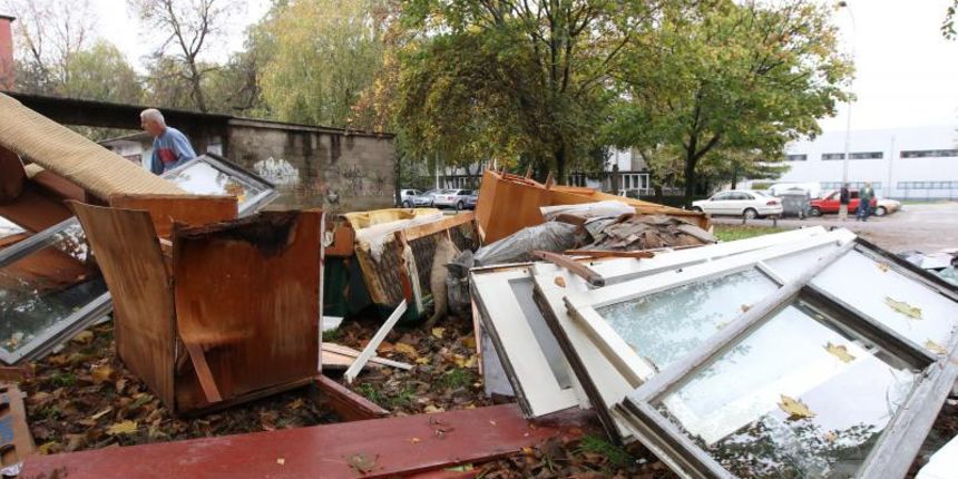 0.11..2013., Zagreb – Divlje odlagaliste otpada u Hanamanovoj ulici. Nakon sto radnici Cistoce ociste travnjak iza garaza, neodgovorni gradjani ponovno istovaruju na istom mjestu, ne mareci na upozorenja stanara iz obliznjih zgrada. Photo: Boris Scitar/Ve 0.11..2013., Zagreb – Divlje odlagaliste otpada u Hanamanovoj ulici. Nakon sto radnici Cistoce ociste travnjak iza garaza, neodgovorni gradjani ponovno istovaruju na istom mjestu, ne mareci na upozorenja stanara iz obliznjih zgrada. Photo: Boris Scitar/Ve