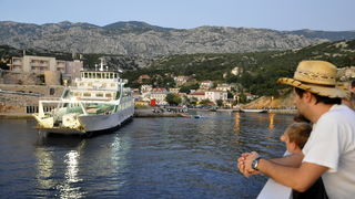 Jablanac, 170811.
U pomorskoj havariji trajekt Rapske plovidbe “Barbat” oko 18 sati, prilikom pristajanja u luku Jablanac ostao je bez pogona i udario u rivu koja je ujedno i mjesna plaza. Ozlijedjeno je sedam osoba. Ocevid je u tijeku. 
Foto: Goran Novot