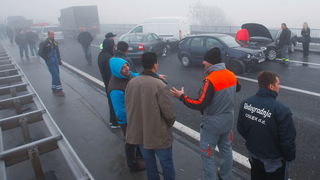 Zagreb, 161111.
Zagrebacka obilaznica, smjer istok, na mostu prije cvora Ivanja Reka, u jutrosnjoj magli oko 7 i 30 sati , sudarilo se dvadesetak automobila, a ozlijedjeno je vise osoba.
Foto: Goran Mehkek / Cropix