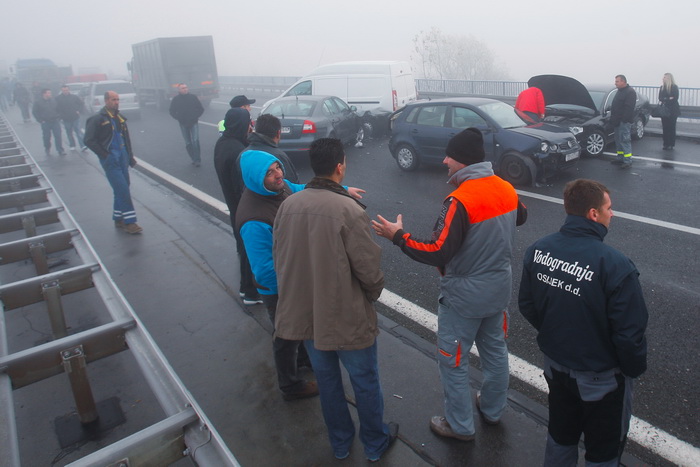 Zagreb, 161111.
Zagrebacka obilaznica, smjer istok, na mostu prije cvora Ivanja Reka, u jutrosnjoj magli oko 7 i 30 sati , sudarilo se dvadesetak automobila, a ozlijedjeno je vise osoba.
Foto: Goran Mehkek / Cropix