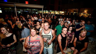 U povodu 4. rođendana Boutique hostela Forum, “najpristojniji mogući” riječki Let 3 održao je fenomenalan koncert na antičkom Forumu