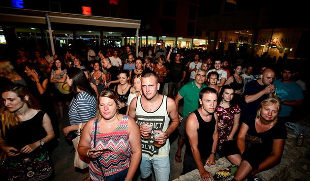 U povodu 4. rođendana Boutique hostela Forum, “najpristojniji mogući” riječki Let 3 održao je fenomenalan koncert na antičkom Forumu