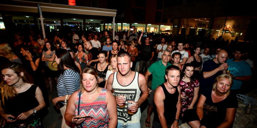 U povodu 4. rođendana Boutique hostela Forum, “najpristojniji mogući” riječki Let 3 održao je fenomenalan koncert na antičkom Forumu