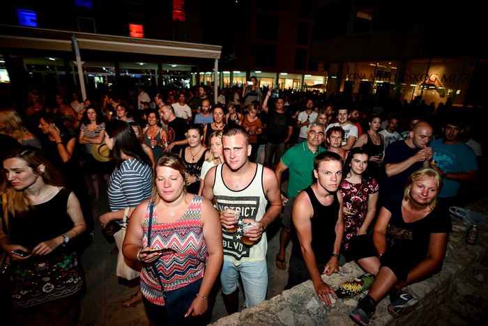 U povodu 4. rođendana Boutique hostela Forum, “najpristojniji mogući” riječki Let 3 održao je fenomenalan koncert na antičkom Forumu