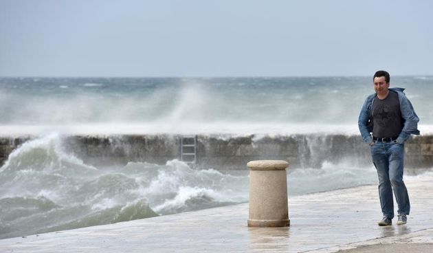 Olujno jugo i veliki valovi na zadarskoj rivi