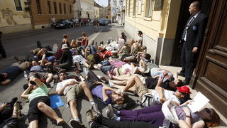 Zagreb, 130710.
Cirilometodska ulica.
Ispred gradske skupstine.
Udruge Zelena akcija i Pravo na grad organiziraju nastavak prosvjeda gradjana zbog gradnje ulazno-izlazne rampe u Varsavskoj za garazu Hoto grupe Tomislava Horvatincica.
Na slici: Prosvjednic Zagreb, 130710.
Cirilometodska ulica.
Ispred gradske skupstine.
Udruge Zelena akcija i Pravo na grad organiziraju nastavak prosvjeda gradjana zbog gradnje ulazno-izlazne rampe u Varsavskoj za garazu Hoto grupe Tomislava Horvatincica.
Na slici: Prosvjednic