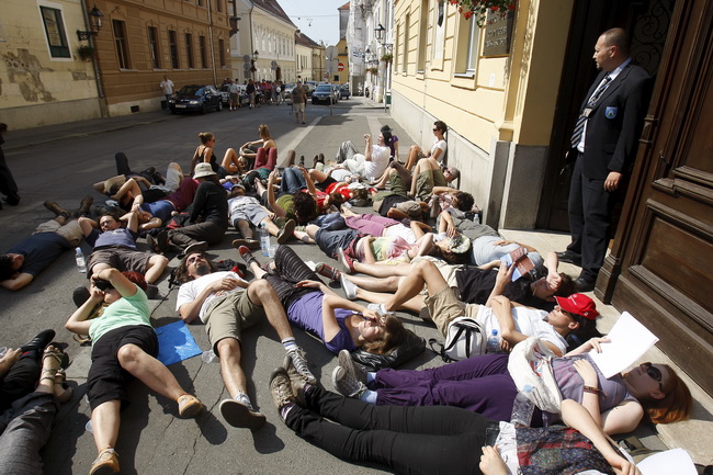 Zagreb, 130710.
Cirilometodska ulica.
Ispred gradske skupstine.
Udruge Zelena akcija i Pravo na grad organiziraju nastavak prosvjeda gradjana zbog gradnje ulazno-izlazne rampe u Varsavskoj za garazu Hoto grupe Tomislava Horvatincica.
Na slici: Prosvjednic Zagreb, 130710.
Cirilometodska ulica.
Ispred gradske skupstine.
Udruge Zelena akcija i Pravo na grad organiziraju nastavak prosvjeda gradjana zbog gradnje ulazno-izlazne rampe u Varsavskoj za garazu Hoto grupe Tomislava Horvatincica.
Na slici: Prosvjednic