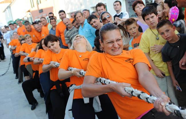 Zadar, 260510.
Sinoc je u Benkovcu odrzana peta po redu ravnokotarska fisijada, sudjelovalo je 43 natjecatelja iz cjele Hrvatske. 1. mjesto osvojila je ekipa Hrvatske Postanske banke,2. ekipa Nard iz Valpova i 3. mjesto ekipa Bilo mi je vrime iz Benkovca. Zadar, 260510.
Sinoc je u Benkovcu odrzana peta po redu ravnokotarska fisijada, sudjelovalo je 43 natjecatelja iz cjele Hrvatske. 1. mjesto osvojila je ekipa Hrvatske Postanske banke,2. ekipa Nard iz Valpova i 3. mjesto ekipa Bilo mi je vrime iz Benkovca.
