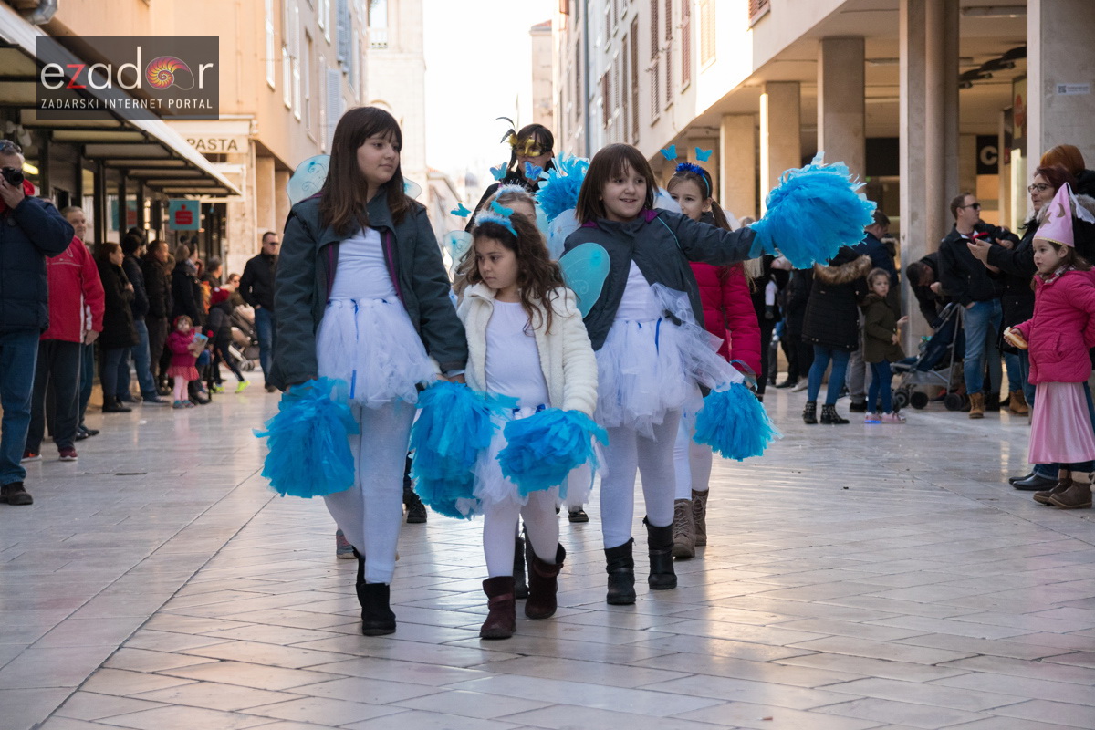 Zadarski karneval 2018: Povorka maškaranih skupina od Gradskih vrata preko Foruma do Narodnog trga Zadarski karneval 2018: Povorka maškaranih skupina od Gradskih vrata preko Foruma do Narodnog trga