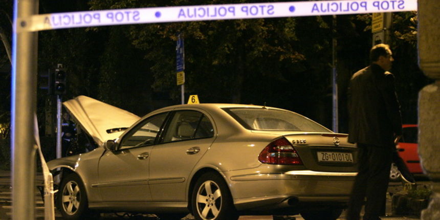 Teska prometna nesreca na krizanju Klaiceve i Kaciceve u kojoj su sudjelovali automobili marke Mercedes i Renault. Vozac koji je upravljao Mercedesom je Drazen Ladic. Na slici: Drazen Ladic. Foto: Bernard Covic / Cropix Teska prometna nesreca na krizanju Klaiceve i Kaciceve u kojoj su sudjelovali automobili marke Mercedes i Renault. Vozac koji je upravljao Mercedesom je Drazen Ladic. Na slici: Drazen Ladic. Foto: Bernard Covic / Cropix