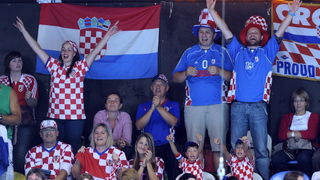 London, 310712.
Dvorana Copper Box.
Hrvatska muska rukometna reprezentacija igra utakmicu 2. kolo u skupini B protiv Srbije tokom Olimpijskih Igra u Londonu.
Na fotografiji: hrvatski navijaci.
Foto: Drago Sopta / CROPIX