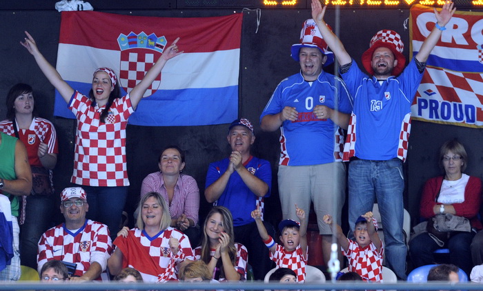 London, 310712.
Dvorana Copper Box.
Hrvatska muska rukometna reprezentacija igra utakmicu 2. kolo u skupini B protiv Srbije tokom Olimpijskih Igra u Londonu.
Na fotografiji: hrvatski navijaci.
Foto: Drago Sopta / CROPIX