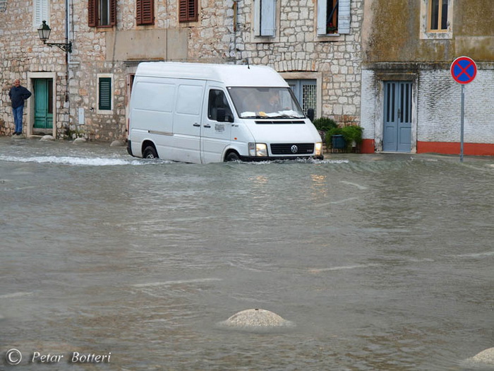 Plima u Starom Gradu na Hvaru 9. studenog 2010, Foto: Petar Botteri