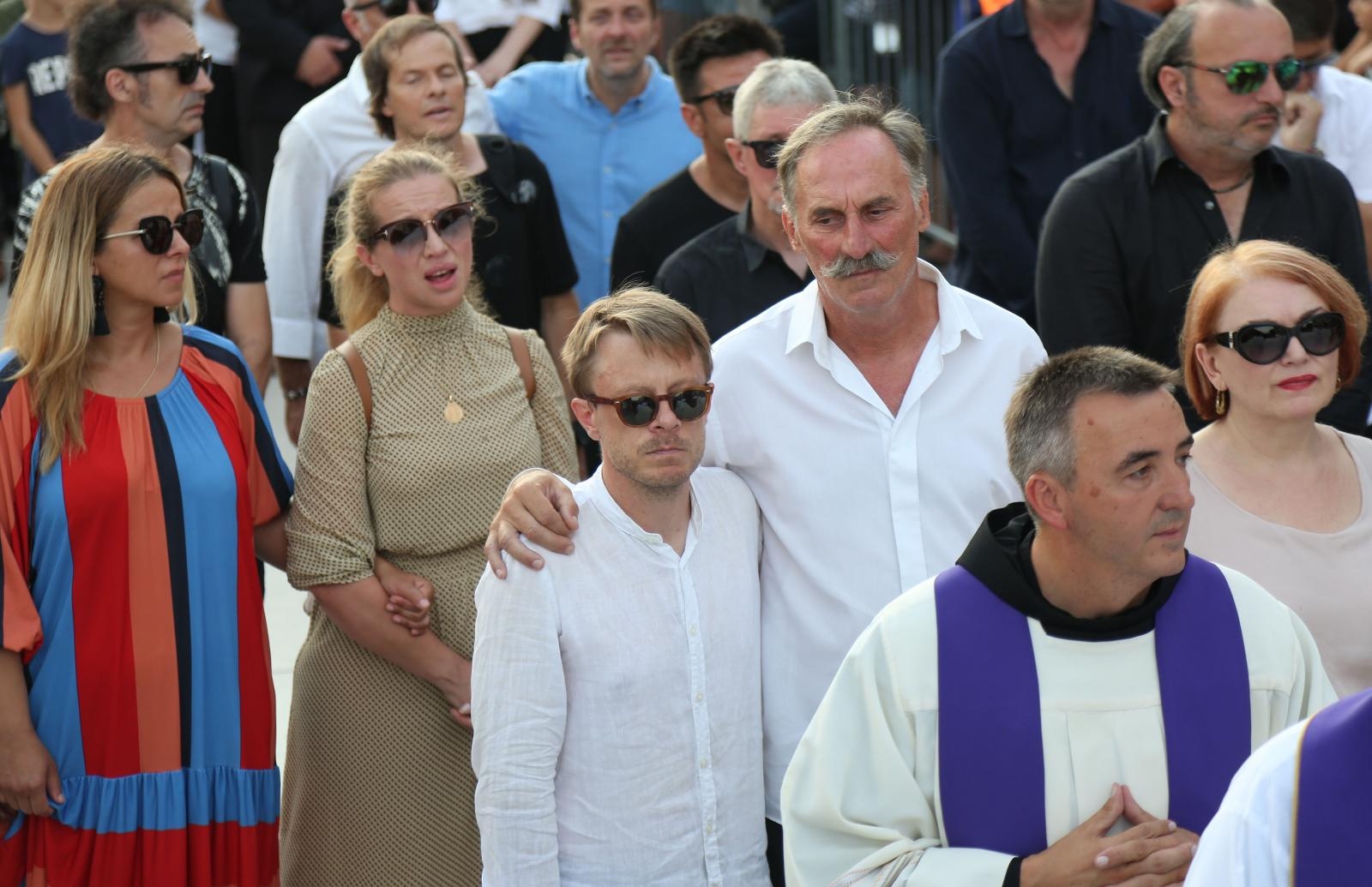 Split dostojanstveno na posljednju plovidbu ispratio legendu Olivera Dragojevića