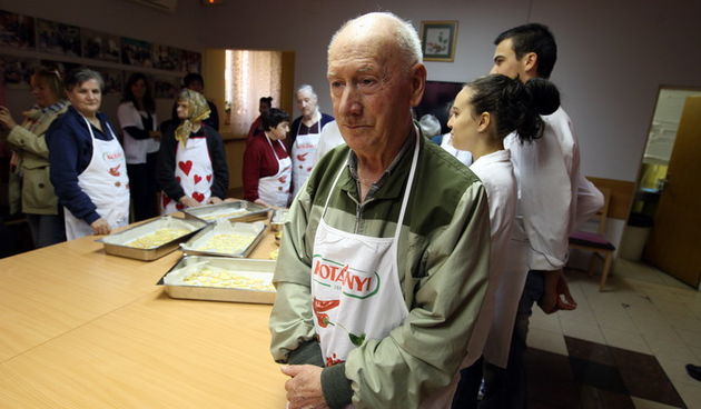 Zadar, 261012.
U povodu Dana kruha i Dana citanja, korisnike Doma za odrasle osobe Sv. Frane Zadar posjetili su ucenici Hotelijersko – turisticke i ugostiteljske skole. Tom prigodom ucenici su s korisnicima odrzali kulinarsku radionicu na kojoj su pekli k