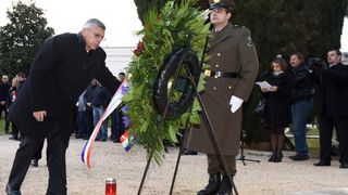 Paljenjem svijeća i polaganjem vijenaca, te mimohodom postrojbi započelo svečano obilježavanje 23. obljetnice VRO Maslenica. Foto. Dino Stanin/PIXSELL Paljenjem svijeća i polaganjem vijenaca, te mimohodom postrojbi započelo svečano obilježavanje 23. obljetnice VRO Maslenica. Foto. Dino Stanin/PIXSELL