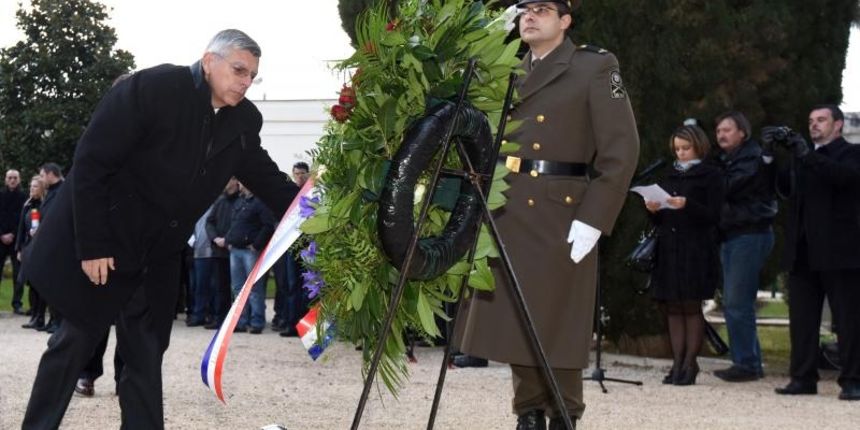 Paljenjem svijeća i polaganjem vijenaca, te mimohodom postrojbi započelo svečano obilježavanje 23. obljetnice VRO Maslenica. Foto. Dino Stanin/PIXSELL
