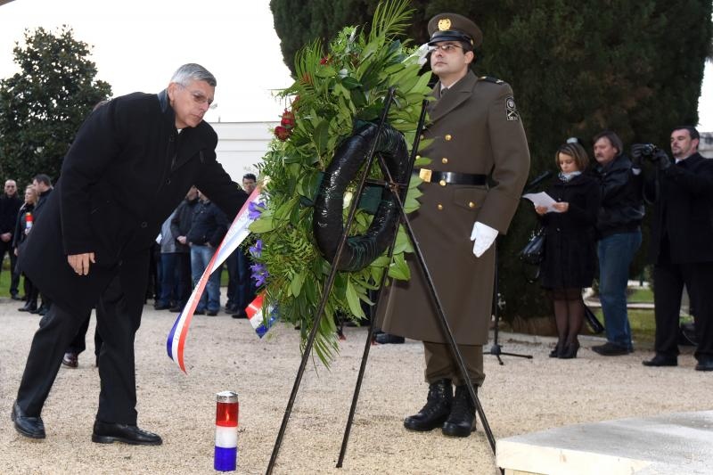 Paljenjem svijeća i polaganjem vijenaca, te mimohodom postrojbi započelo svečano obilježavanje 23. obljetnice VRO Maslenica. Foto. Dino Stanin/PIXSELL Paljenjem svijeća i polaganjem vijenaca, te mimohodom postrojbi započelo svečano obilježavanje 23. obljetnice VRO Maslenica. Foto. Dino Stanin/PIXSELL