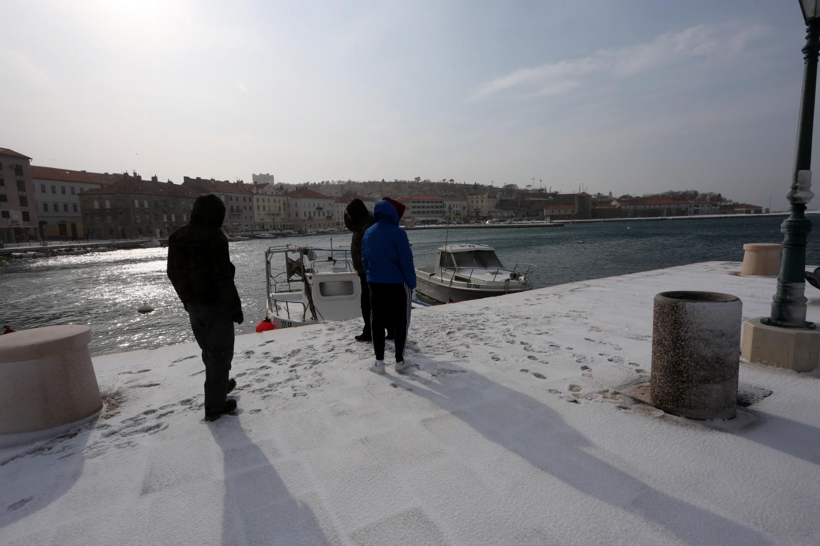 Zaleđeno more i čudesne ledene skulpture na senjskoj rivi