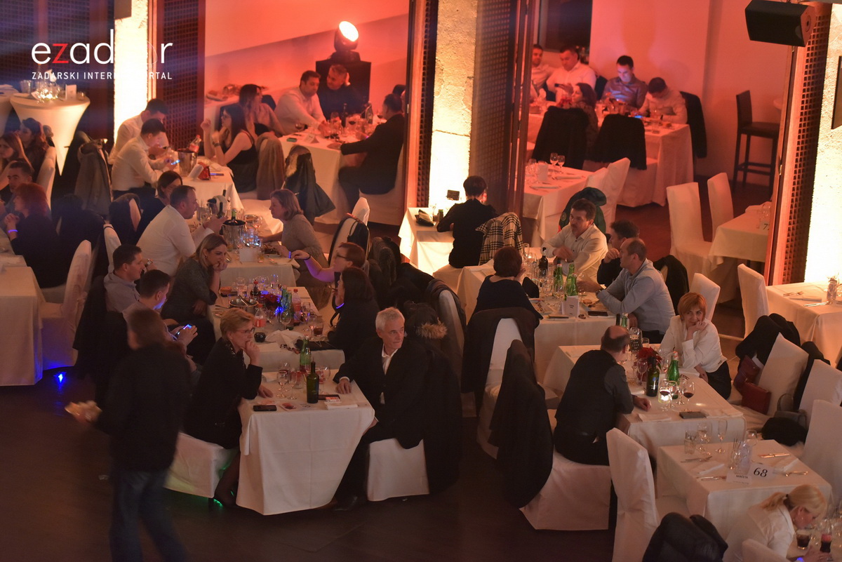 Tisuće Zadrana uživalo na krcatom Narodnom trgu i Tgu Petra Zoranića uz Tomislava Bralića i klapu Intrade Tisuće Zadrana uživalo na krcatom Narodnom trgu i Tgu Petra Zoranića uz Tomislava Bralića i klapu Intrade