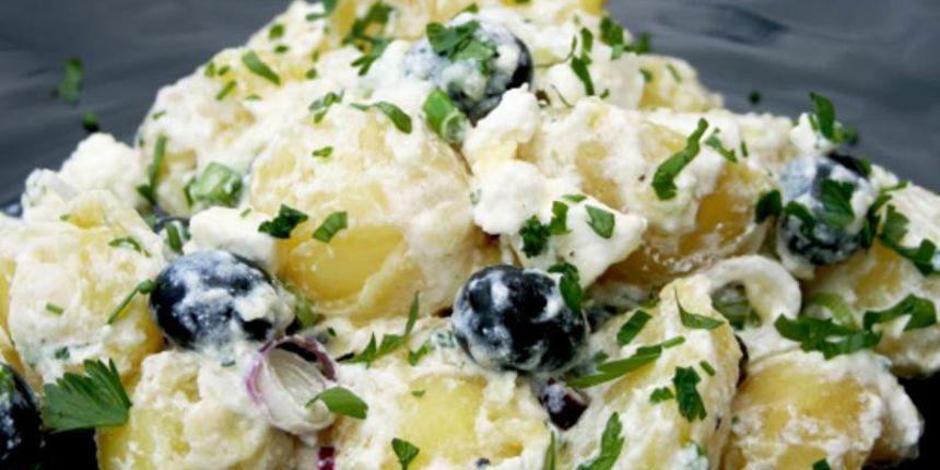 Topla salata od krumpira i feta sira Topla salata od krumpira i feta sira