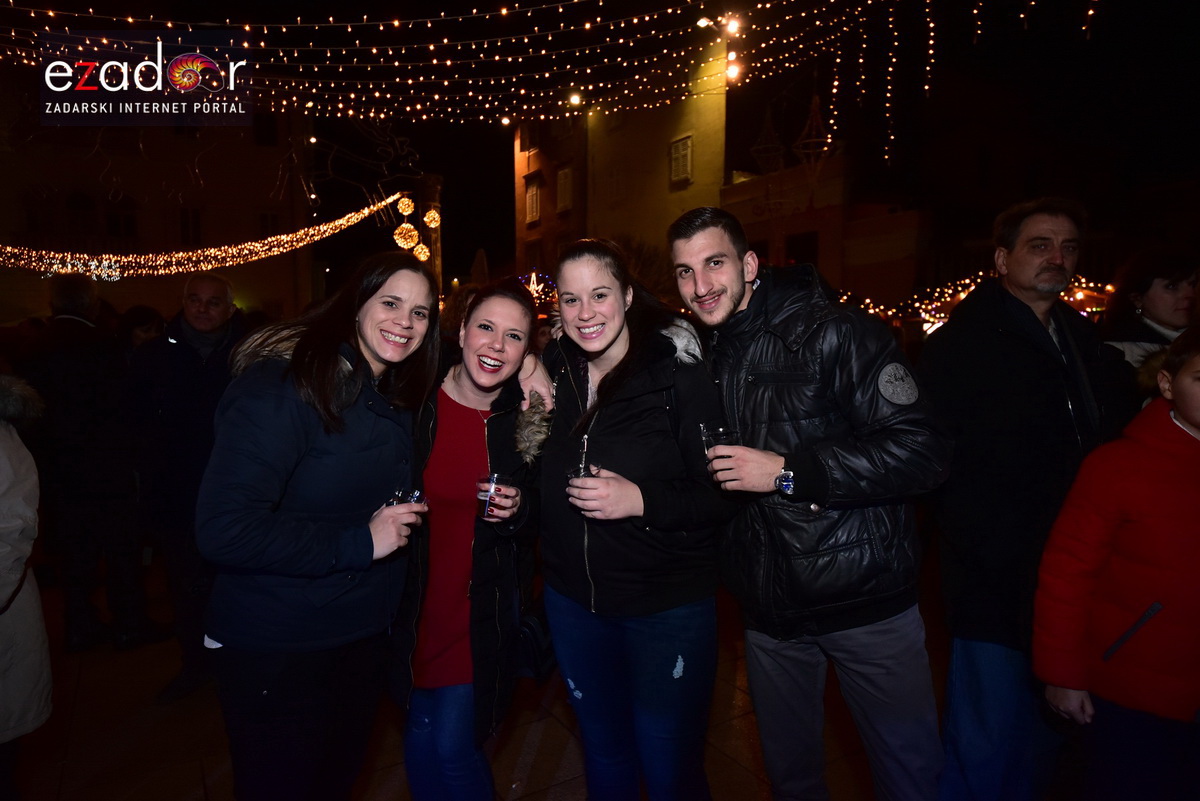 Tisuće Zadrana uživalo na krcatom Narodnom trgu i Tgu Petra Zoranića uz Tomislava Bralića i klapu Intrade Tisuće Zadrana uživalo na krcatom Narodnom trgu i Tgu Petra Zoranića uz Tomislava Bralića i klapu Intrade