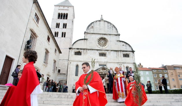 Zadar, 010412.
Povodom blagdana Cvjetnice Zadarski nadbiskup monsinjor Zelimir Puljic,   blagoslovio je  maslinove grancice u crkvi svete Marije u Zadru, odakle je krenula procesija do katedrale svete Stosije gdje je zadarski nadbiskup predvodio svecano e